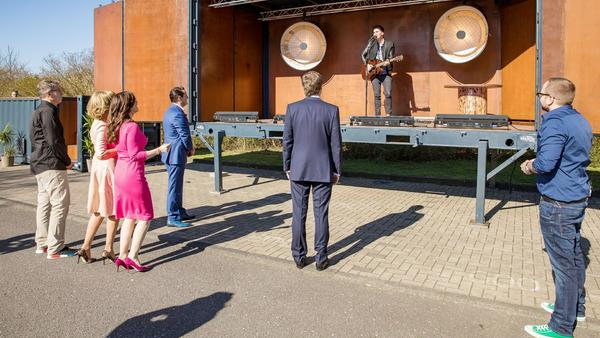 Die Löwen begutachten "BigBoxBerlin"
