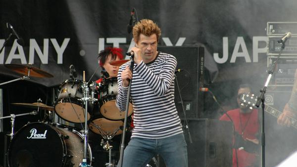Campino heizt den Fans der Toten Hosen ein