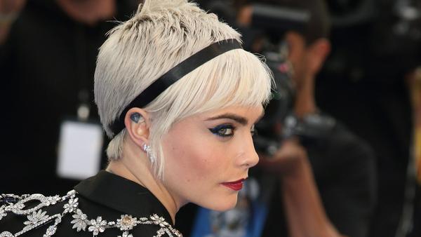 Cara Delevingne weiß, wie ihr platinblonder Schopf auf dem roten Teppich am besten zu Geltung kommt