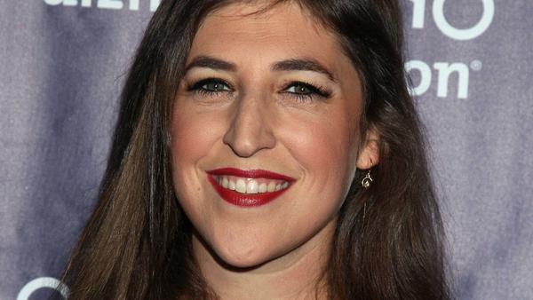 Mayim Bialik ist Verfechterin des Langzeitstillens