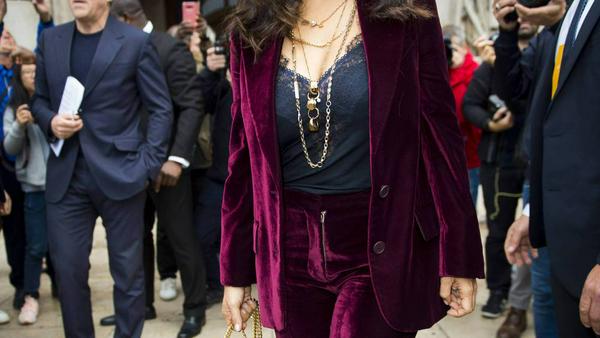 Ein Long Blazer, wie ihn hier Hollywood-Star Salma Hayek trägt, kaschiert Hüftspeck ideal