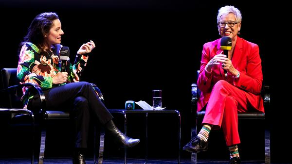 Kuratorin Doris Dörrie (r.) im Gespräch mit Schriftstellerin Ariel Levy aus New York