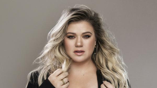 Kelly Clarkson weiß, wie wichtig es ist, sich selbst zu finden, bevor man die große Liebe findet