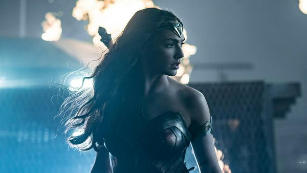 Als kampferprobte Amazone hat Wonder Woman zumindest in den Comics auch schon gegen die Nazis gekämpft, ähnlich wie Captain America von Marvel