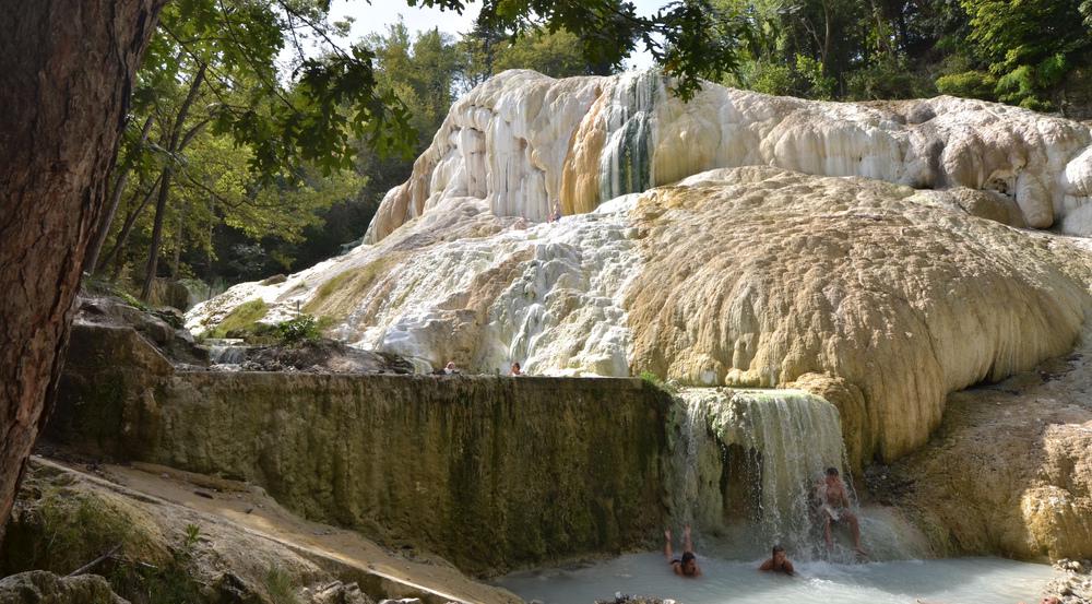 Für kleines Geld können sich Urlauber in Bagni San Filippo im Schlamm wälzen