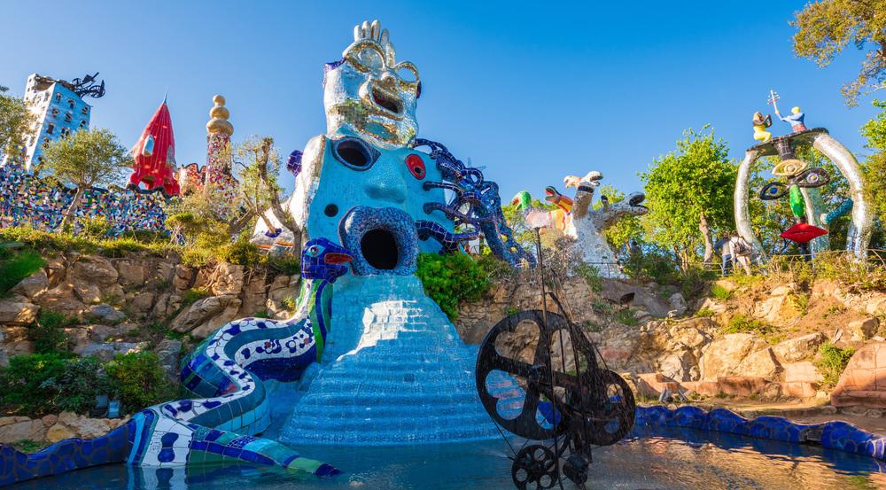 Bunt und schrill sind hingegen die Figuren im Giardino dei Tarocchi