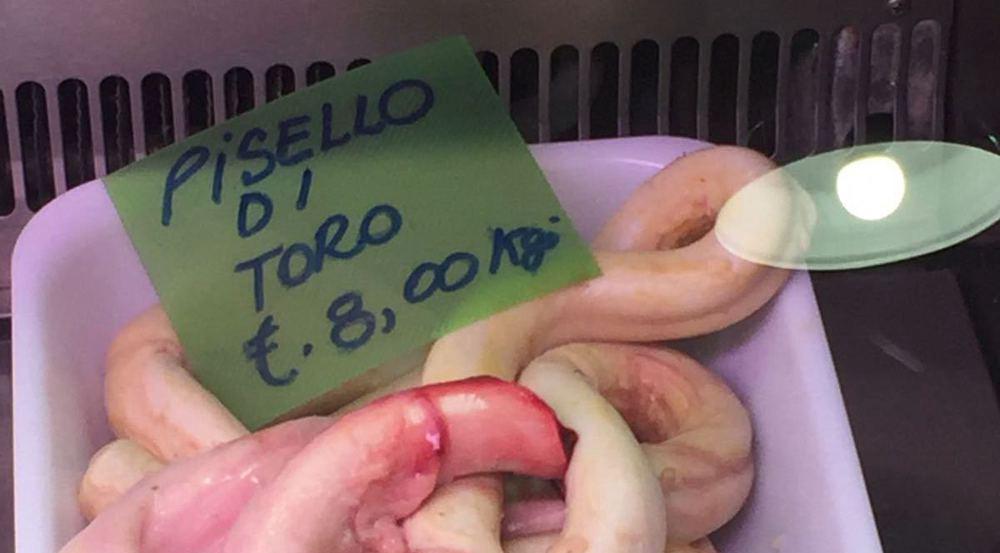 Ein wenig Mut benötigt es schon, die Genitalien eines Bullen zu probieren