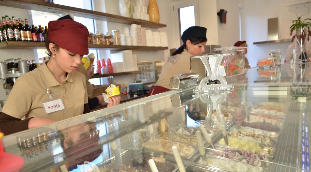 Gewöhnliches Eis gibt es überall. Diese Gelateria hat auch ungewöhnliche Sorten im Angebot