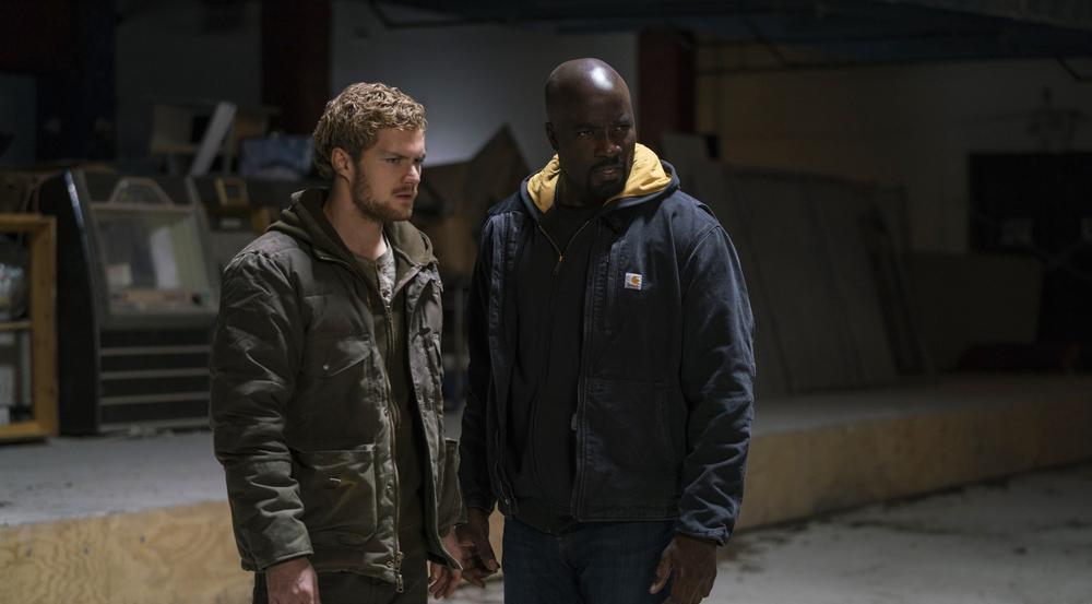 Finn Jones (l.) und Mike Colter in "Marvel's The Defenders"