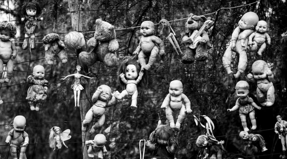 Auf der "Insel der toten Puppen" (Isla de las Muñecas) in Mexiko, sind Hunderte verstümmelte Spielzeugpuppen in den Bäumen aufgehängt. Sie sollten ursprünglich den Geist eines Mädchens vertreiben, das angeblich nahe der Insel ertrunken war