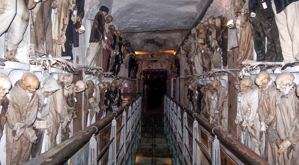 Die Gruft unter dem Kapuzinerkloster in Palermo ist ein wahres Gruselkabinett. Es gibt fünf Korridore: Männer, Frauen, Priester, Kapuziner und höher stehende Berufsgruppen wie Ärzte und Anwälte