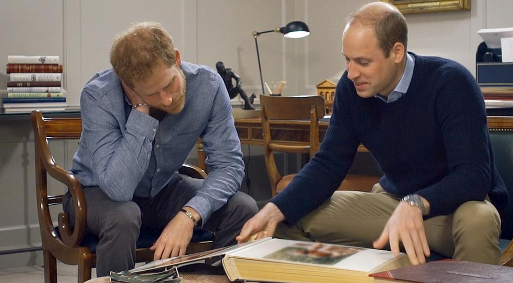 Prinz Harry und Prinz William blättern in alten Fotoalben