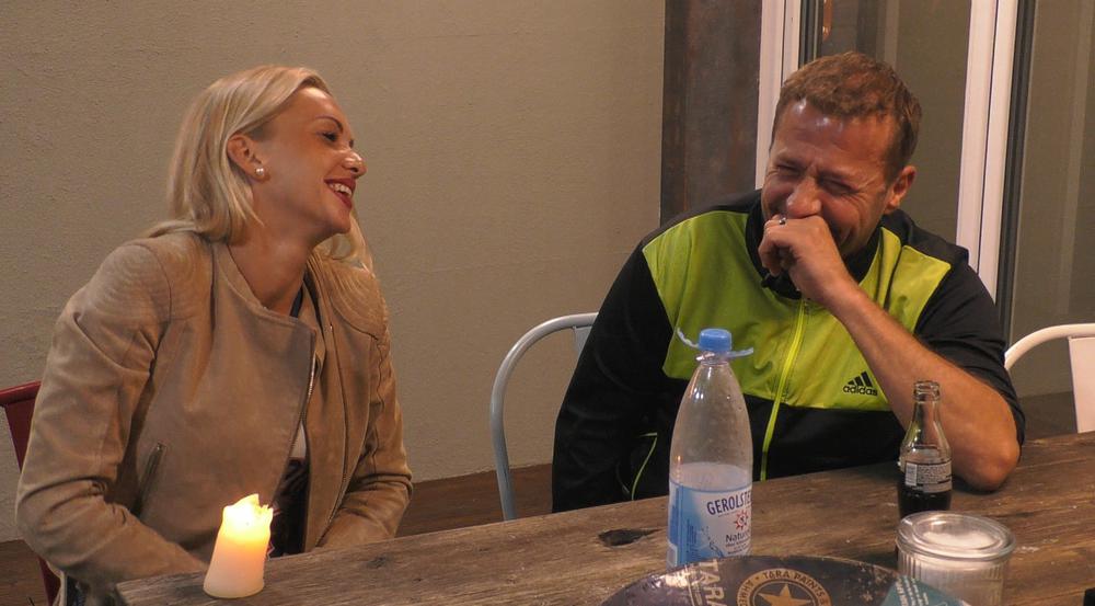 Willi freut sich natürlich, dass Evelyn bleiben darf