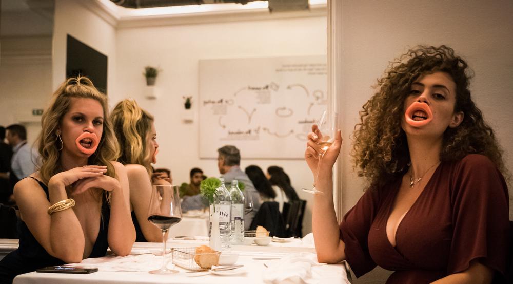 Mit dem Blowjob-Trainer im Restaurant: Ines und Leila haben keine Scheu vor Aufmerksamkeit