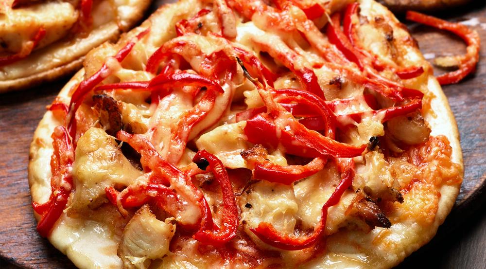Beim Belegen der Naan-Pizza sind der Fantasie keine Grenzen gesetzt