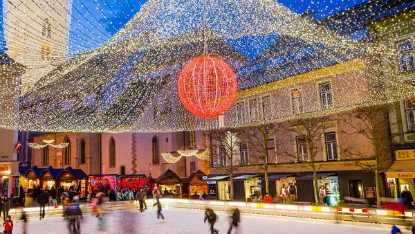 Besonders beliebt: die Eislauffläche am Rathausplatz