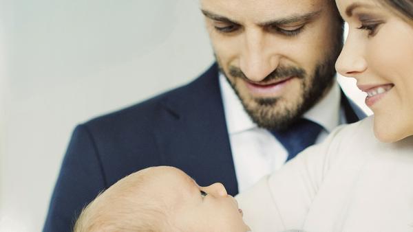 Prinz Carl Philip und Prinzessin Sofia mit ihrem jüngsten Kind, Prinz Gabriel
