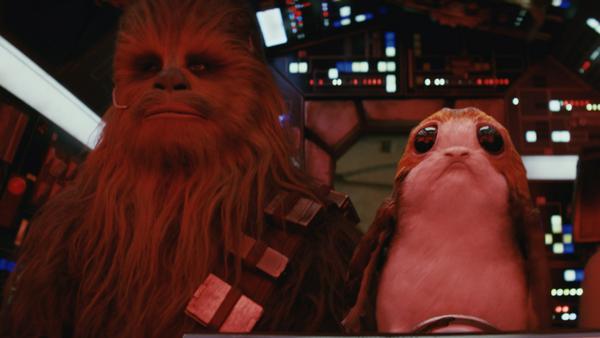 Chewbacca im Cockpit mit einem Porg