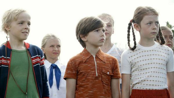Fred (l.) mit Carola (Gwendolyn Göbel, r.) bei den Jungen Pionieren