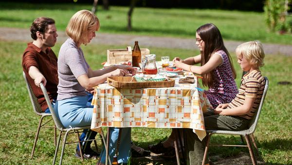 Michaela, Günther, Fred und seine Schwester Ramona Ernst (Pauletta Pollman, 2.v.r.) essen in ihrem großen Garten zu Abend