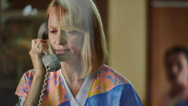 Michaela Ernst (Katharina Marie Schubert) telefoniert mit Jonas' Mutter, die aus West-Berlin anruft: Jonas ist an der Grenze abgehauen und verschwunden