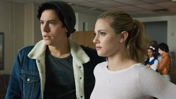 Cole Sprouse alias Jughead Jones und Lili Reinhart alias Betty Cooper in der zweiten Staffel von "Riverdale"