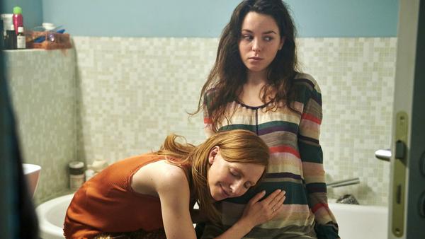 "Ellas Baby": Ariane (Katharina Schüttler) wäre gerne schwanger wie Ella (Tijan Marei)