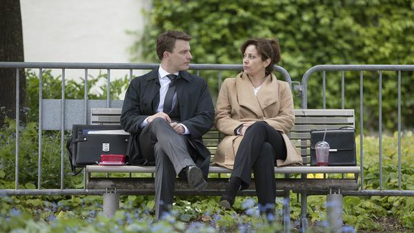 Emilia Álvarez (Carolina Vera) redet mit Oberstaatsanwalt Lutz (Friedrich Mücke) ganz offen darüber, dass er sich ihrer Meinung nach vor den Karren des Verfassungsschutzes spannen lässt