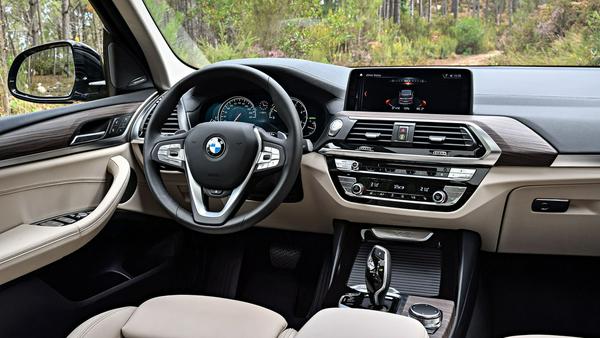 Gewohntes BMW-Cockpit: Aufgeräumt und gediegen
