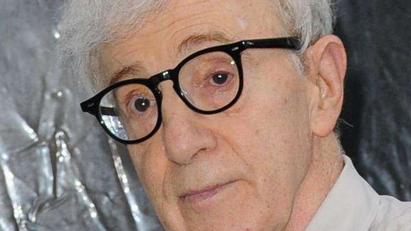 Woody Allen soll seine eigene Adoptivtochter missbraucht haben