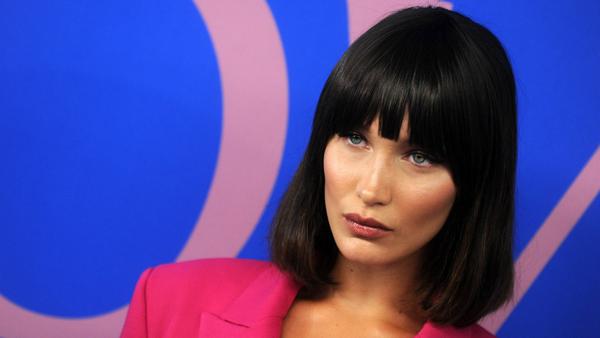 Steht ihr gut: Bella Hadid trägt ihren Pony in Überlänge
