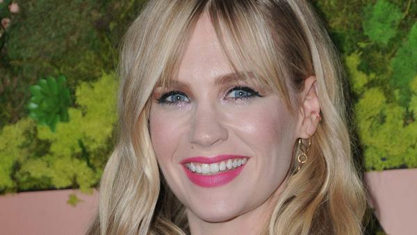 Schön lässig: January Jones trägt Curtain Bangs