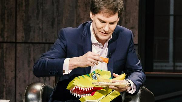 Reicher Mann bastelt Dinosaurier: Carsten Maschmeyer legt Hand an eine Schultüte von "Der kleine Knick"