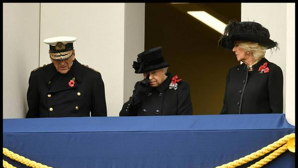 Eine offenbar emotionale Queen Elizabeth beobachtet die Zeremonie vom Balkon aus