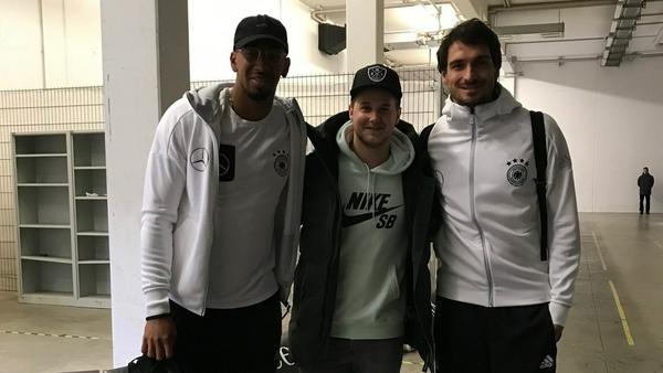Felix van Deventer zwischen den Fußball-Stars Jérôme Boateng (l.) und Mats Hummels