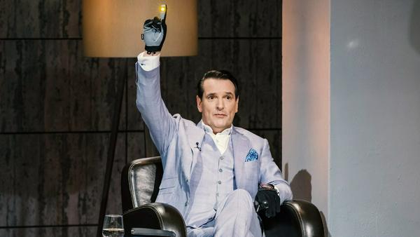 Ralf Dümmel testet den "Blinkerhandschuh" - und investiert