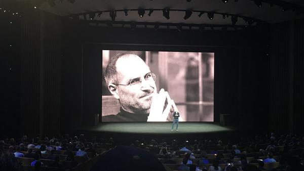 Tim Cook erinnert im "Steve Jobs Theater" mit rührenden Worten an das Apple-Mastermind