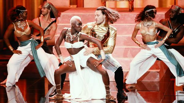 Aminata Sanogo nd Marc Eggers stellen Michael Jacksons Musikvideo nach