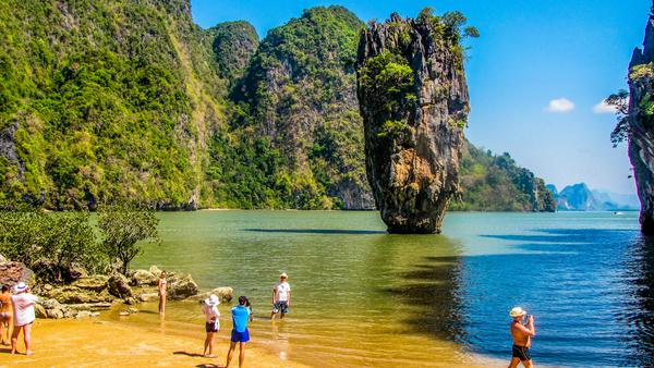 Die "James Bond Insel" Ko-Phing-Kan bei Phuket mit der berühmten Felsnadel diente als Versteck für den Schurken Scaramanga in "Der Mann mit dem goldenen Colt"