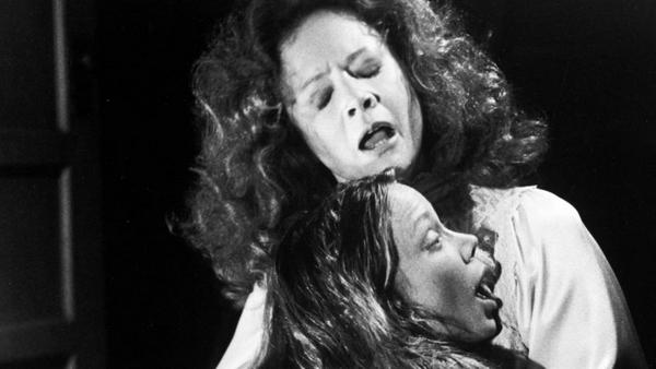 Sissy Spacek als Carrie und Piper Laurie als Margaret White in "Carrie - Des Satans jüngste Tochter"