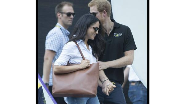 Händchenhaltend kamen und verließen Harry und Meghan das Tennismatch