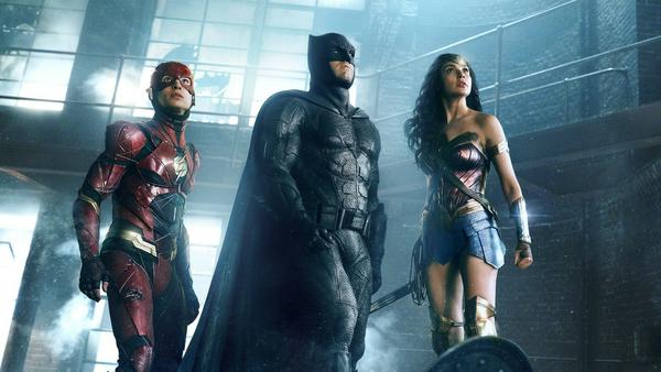 Gemeinsam mit Wonder Woman (Gal Gadot) und The Flash (Ezra Miller) steht für Batman (Ben Affleck) mal die Rettung der Welt auf der To-Do-Liste
