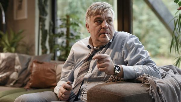 Was weiß Frank Holdt (Aljoscha Stadelmann)?
