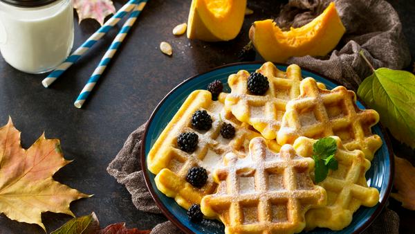 Kürbis muss nicht immer herzhaft zubereitet werden. Aus dem Gemüse lassen sich wunderbar süße Waffeln backen