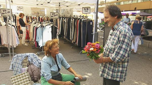 Charmant: André überrascht Marlies mit Blumen