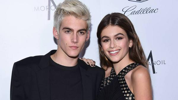 Style liegt in der Familie! Kaia Gerber und ihr Bruder Presley setzen, wie hier bei einer Preisverleihung, auf Schwarz.