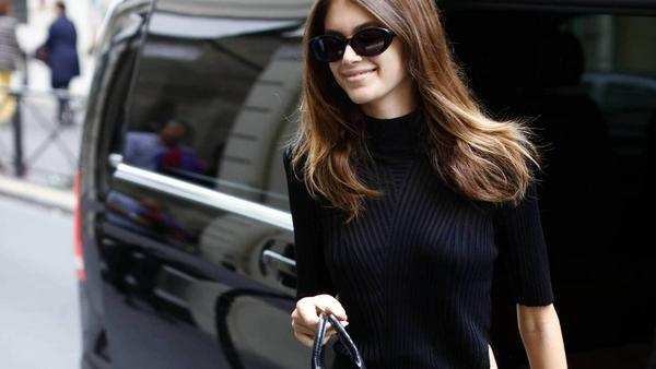 Stylisch unterwegs: Kaia Gerber mit Rollkragenoberteil, Sonnenbrille und Mini-Bag