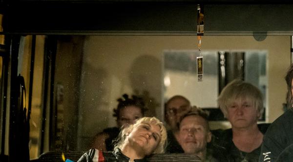 Auf Tour: Ferdi (2.v.r.) mit Charlie (r.), Rosa (Annika Meier, l.) und den anderen Techno-DJs
