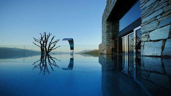 Der Outdoor Infinity-Pool lädt zum Entspannen ein