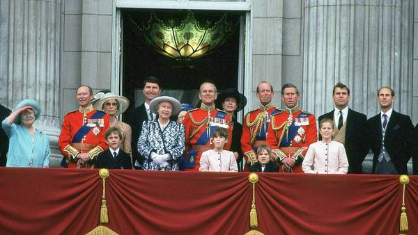 Einer ihrer letzten Auftritte: Queen Mum (l.) mit ihrer Familie auf dem Balkon des Buckingham Palace im September 2001